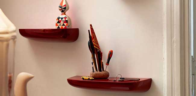 Vitra Corniche in Rot an der Wand mitDdeko