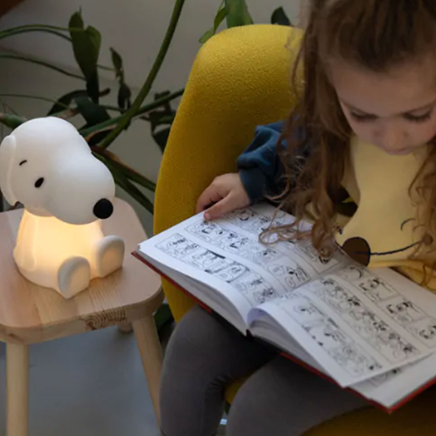 MrMaria Snoopy First Light neben lesendem Kind 103679