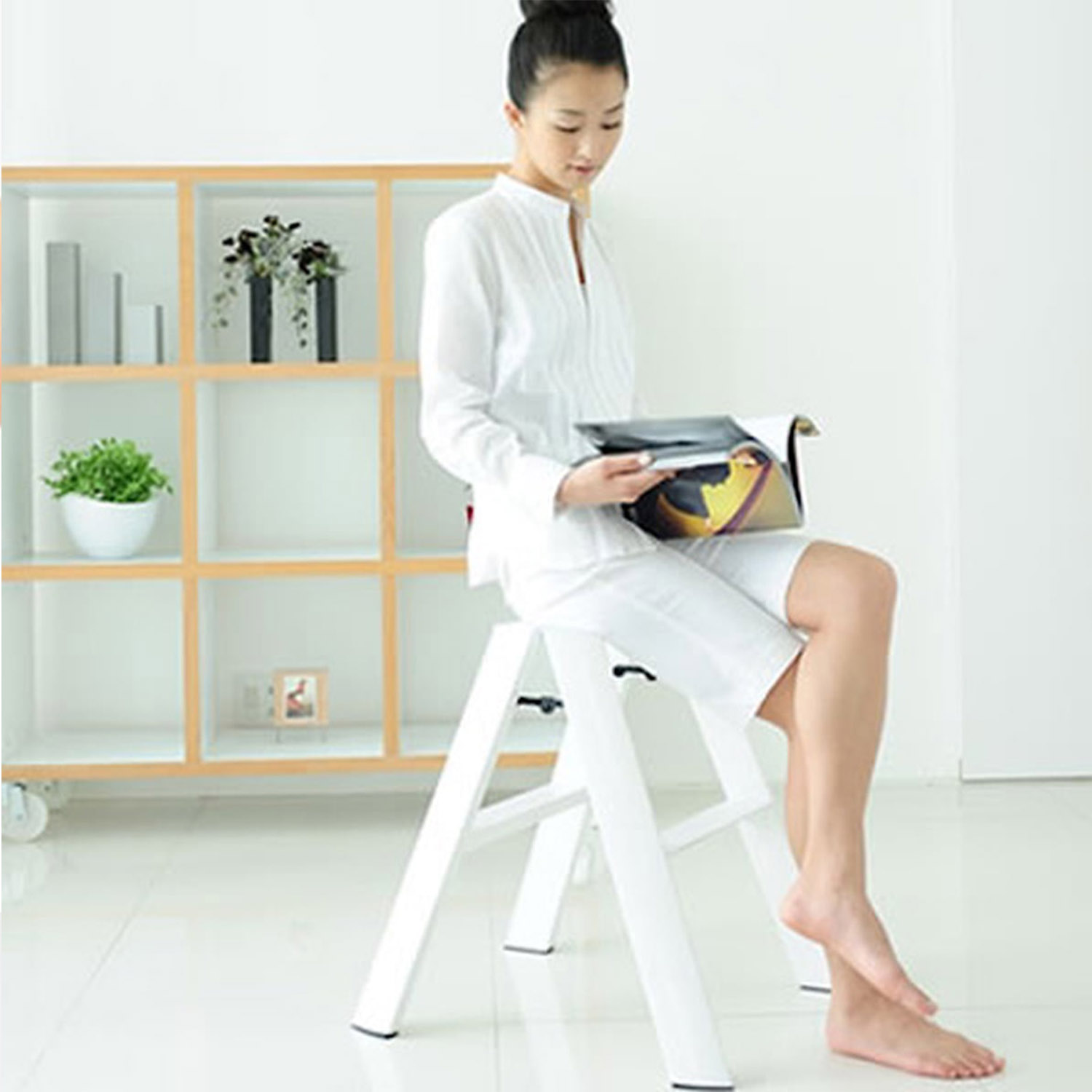 Lucano 2 Step Hockerleiter weiss als Hocker Frau