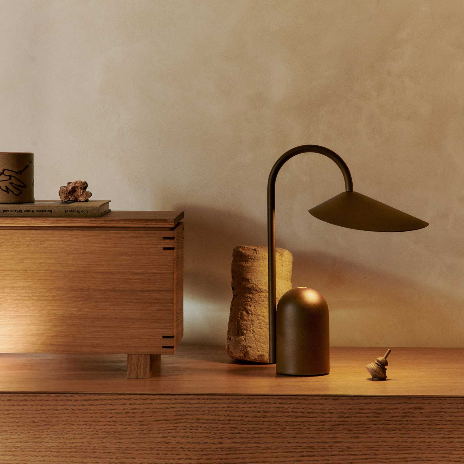 Ferm Living - Arum tragbare Leuchte bright blue